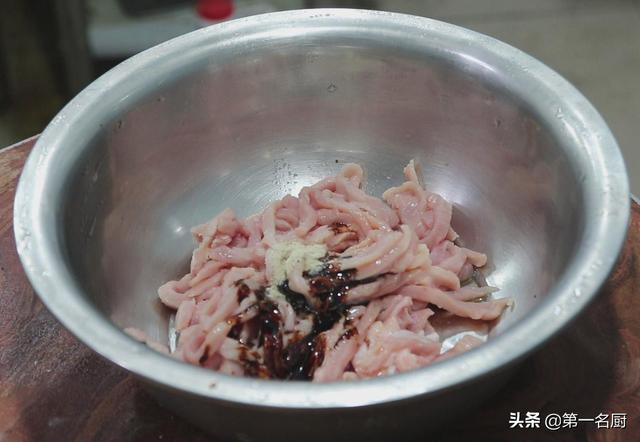 肉丝正在腌制中